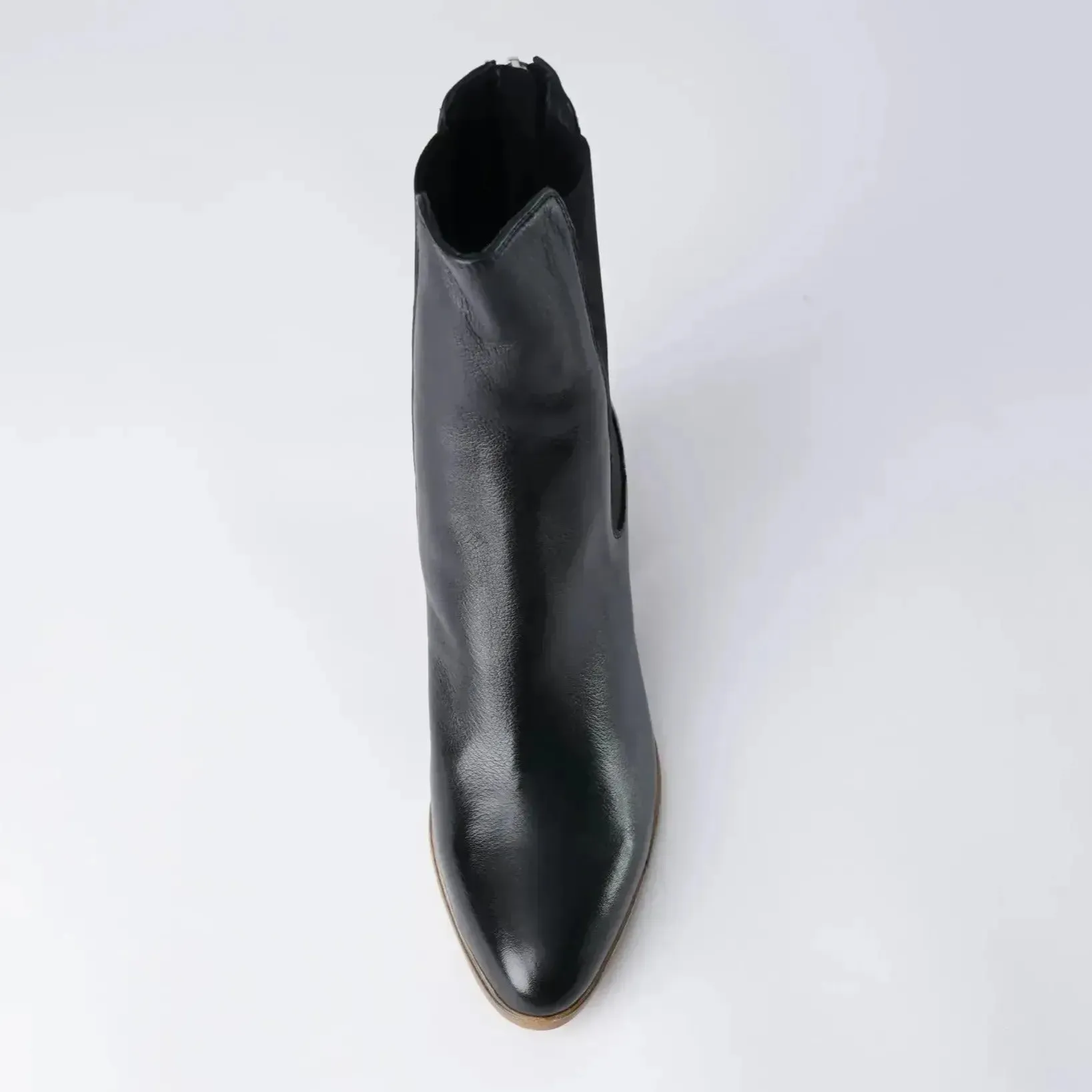 Zoltan Black / Natural Leather Chelsea Boots